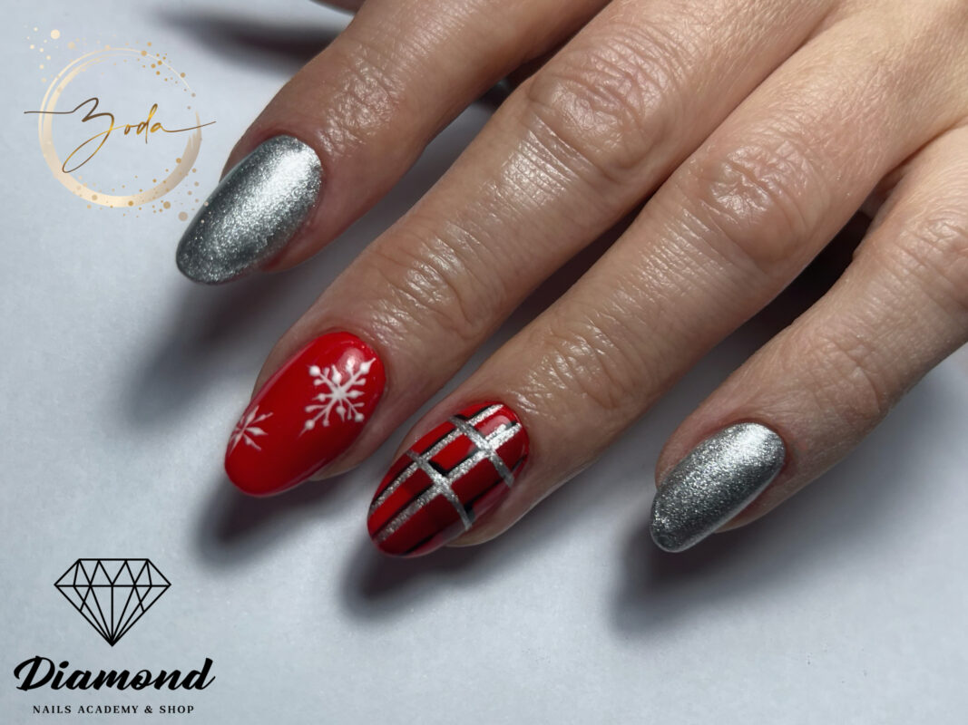 L'immagine mostra una mano femminile che sfoggia una fantastica nail art ottenuta seguendo i Nuovi Corsi Professionali di Nail Art a Padova di Diamond Academy
